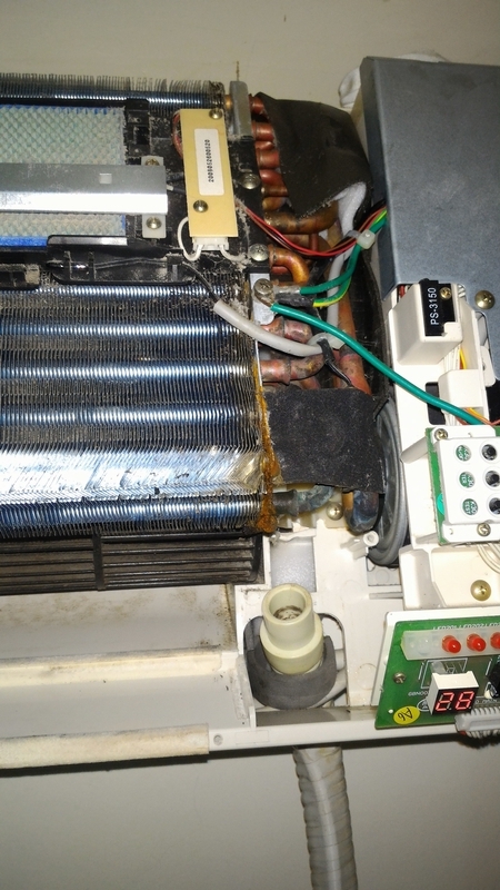 請問7年的冷氣，室內機這種生鏽狀況正常嗎？再鏽下去會如何？