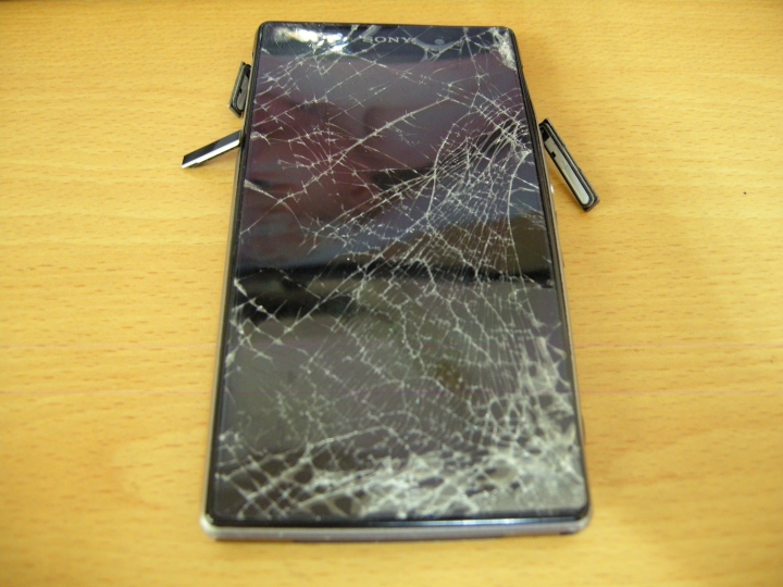 SONY Z1從口袋飛出後被三台機車壓過