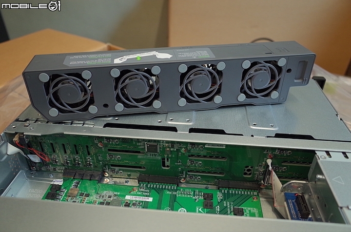[全臺第一]怪獸級40G效能&自動分層NAS開箱 -QNAP TVS-EC1580MU-SAS-RP 多圖