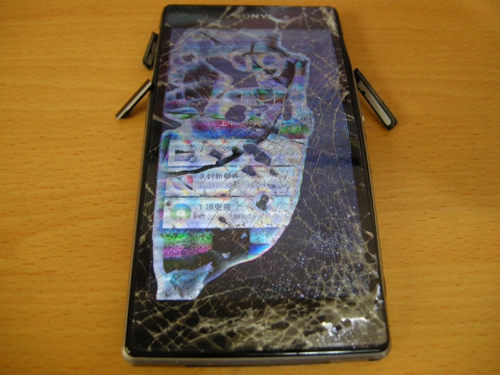 SONY Z1從口袋飛出後被三台機車壓過