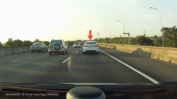Elantra高速行駛,精準控制,閃過路肩故障車?!