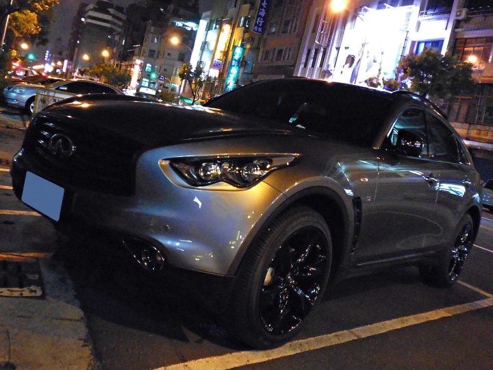 路邊看到稀有的QX70 S