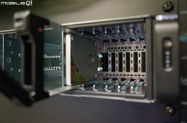 [全臺第一]怪獸級40G效能&自動分層NAS開箱 -QNAP TVS-EC1580MU-SAS-RP 多圖