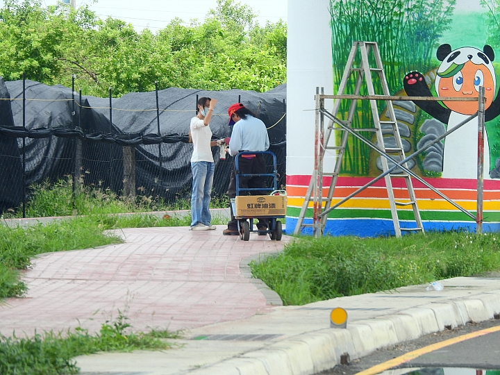 林邊鄉彩繪鐵路橋墩，順道政益觀光工廠，再一路到底崎峰濕地進入大鵬灣。