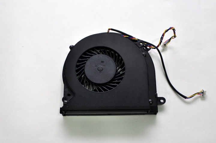 GIGABYTE P37X 拆機分享，要特別注意導管別折彎了