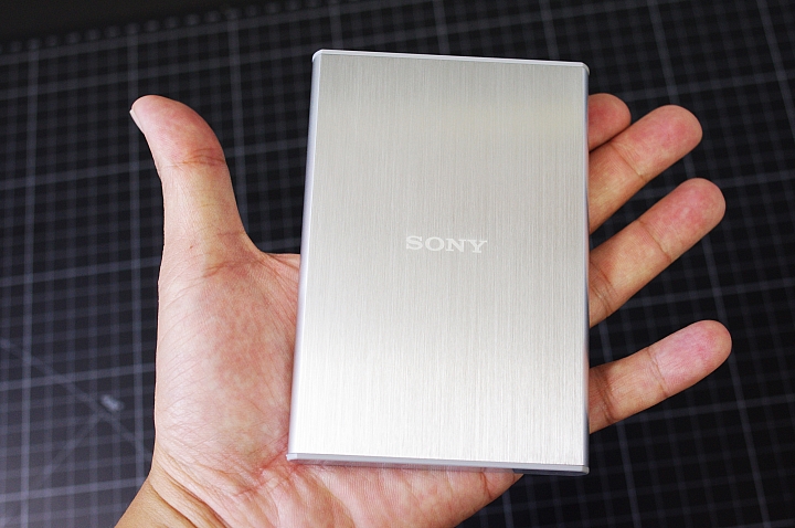 [開箱和評測] 輕薄美型的 Sony HD-SL2 2TB 隨身行動硬碟