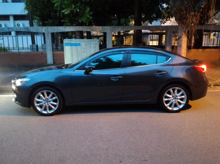 mazda3 灰色4D頂級 開箱