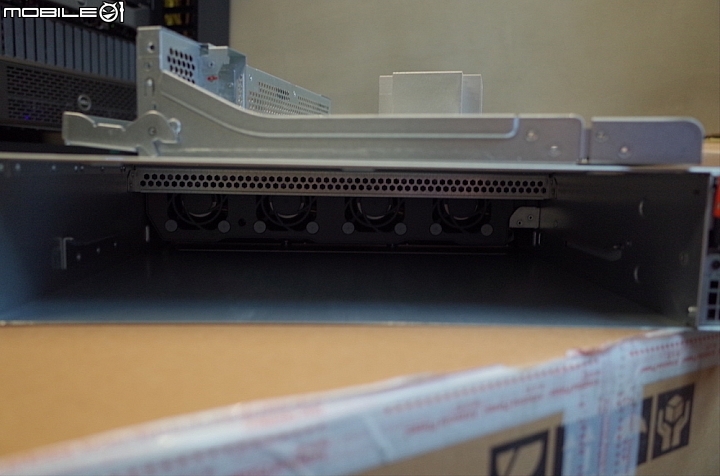 [全臺第一]怪獸級40G效能&自動分層NAS開箱 -QNAP TVS-EC1580MU-SAS-RP 多圖