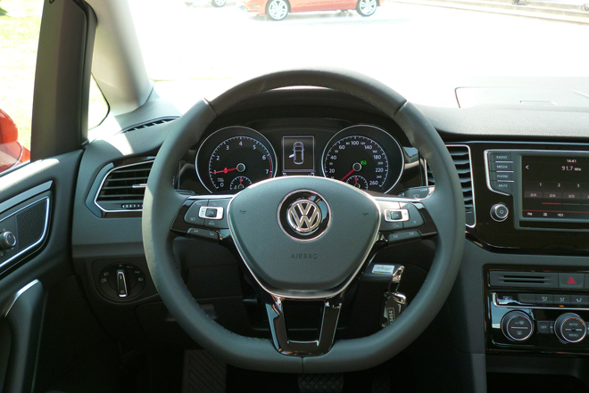 轉彎遇到VW Sportsvan新車發表，價格是109.8萬、114.8萬、127.8萬