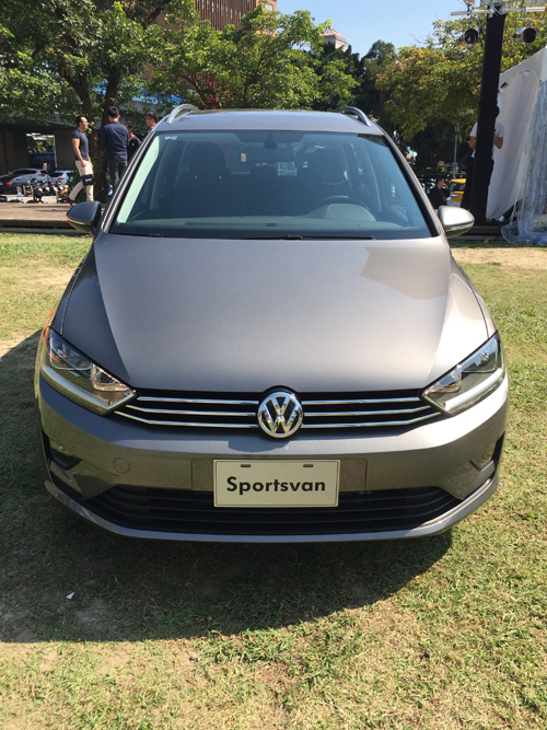 轉彎遇到VW Sportsvan新車發表，價格是109.8萬、114.8萬、127.8萬