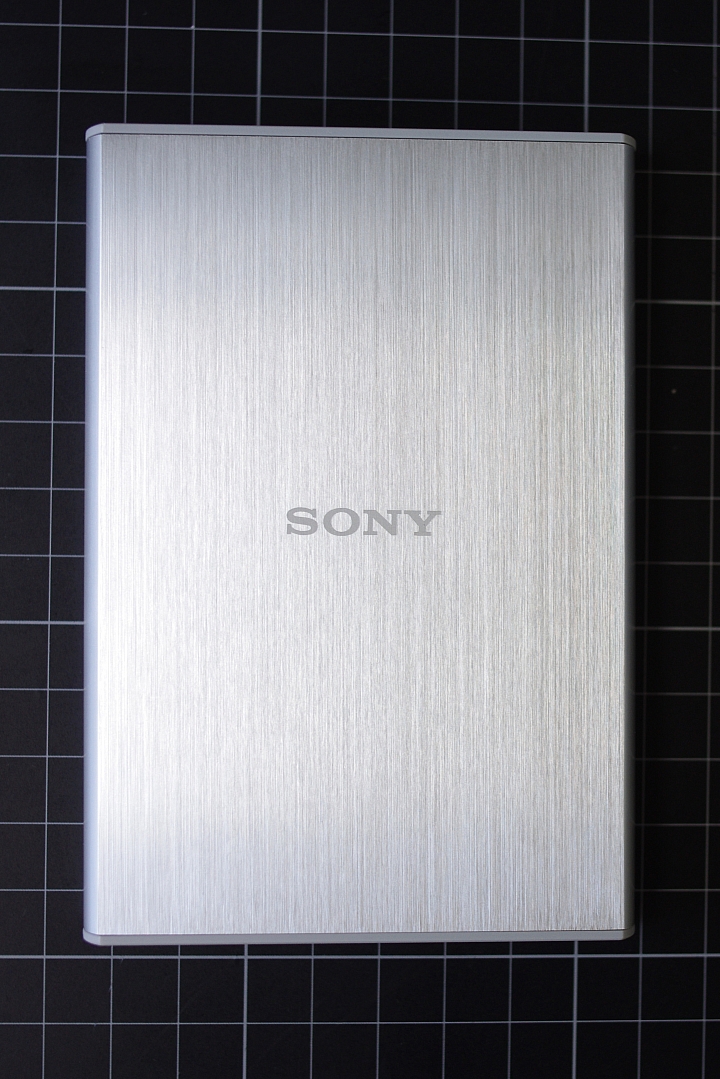 [開箱和評測] 輕薄美型的 Sony HD-SL2 2TB 隨身行動硬碟