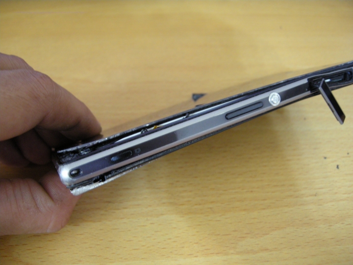 SONY Z1從口袋飛出後被三台機車壓過