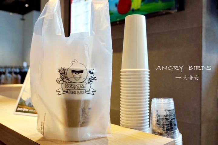 [食記] Angry Birds來了！全球首家憤怒鳥主題飲品旗艦店♪ANGRY BIRDS Juice & Tea 果汁&茶(板橋麗寶百貨)-親民價格讓憤怒鳥更顯親民可愛了！附完整菜單menu