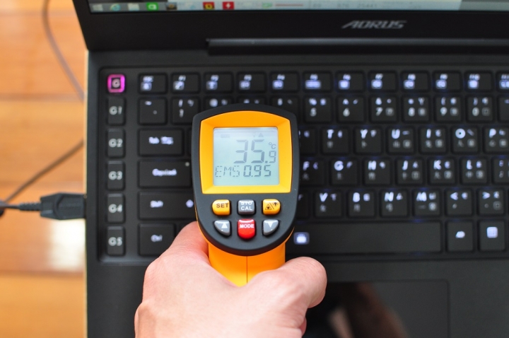 AORUS X3 Plus V3燒機測試，MAX FAN模式下，超乎想像的冷