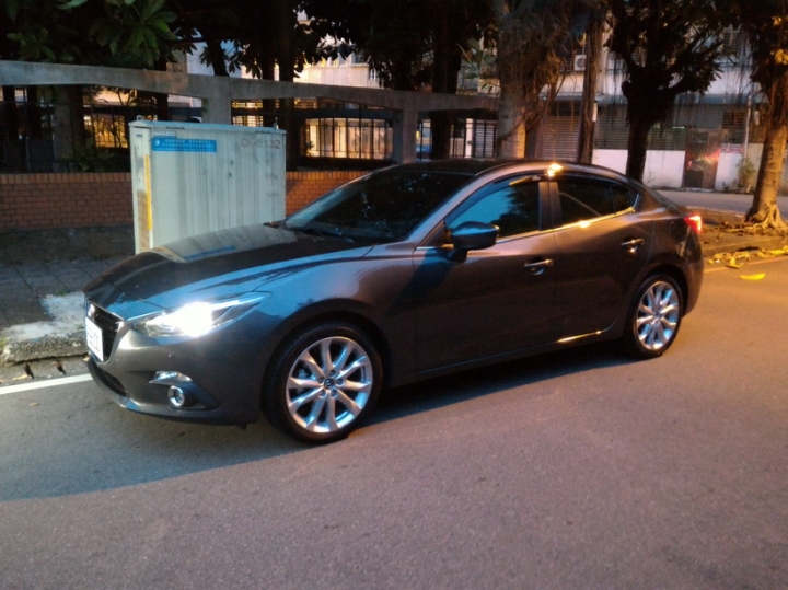 mazda3 灰色4D頂級 開箱