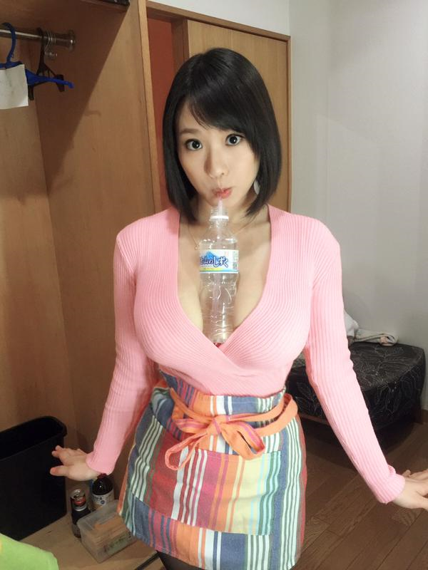 女優喝水不用手.這算神技嗎?
