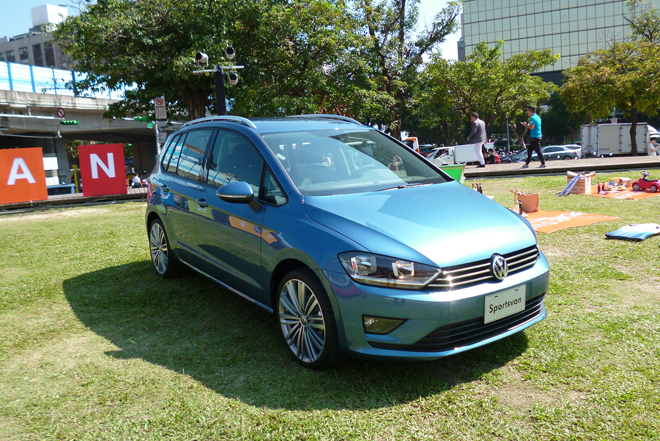 轉彎遇到VW Sportsvan新車發表，價格是109.8萬、114.8萬、127.8萬