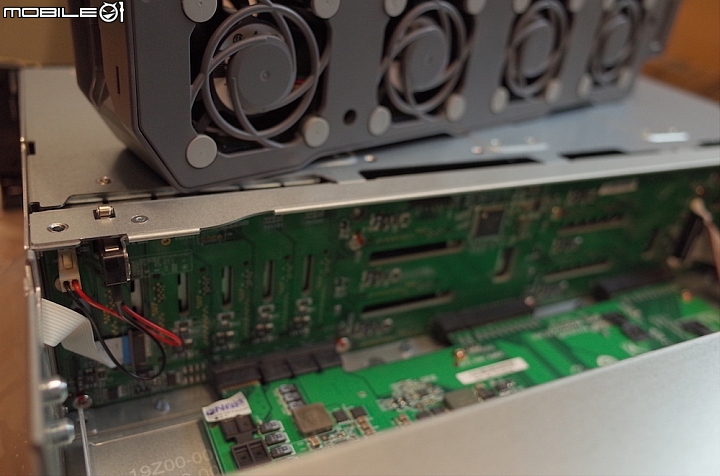 [全臺第一]怪獸級40G效能&自動分層NAS開箱 -QNAP TVS-EC1580MU-SAS-RP 多圖