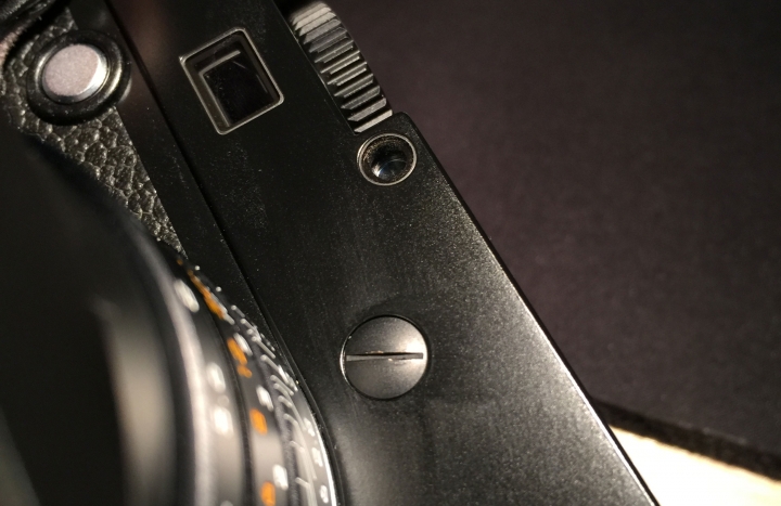 Leica M-P 240 黃斑螺絲痕跡