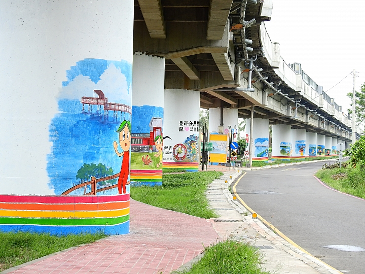 林邊鄉彩繪鐵路橋墩，順道政益觀光工廠，再一路到底崎峰濕地進入大鵬灣。