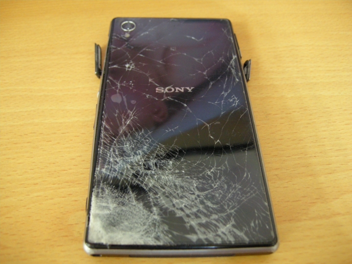 SONY Z1從口袋飛出後被三台機車壓過
