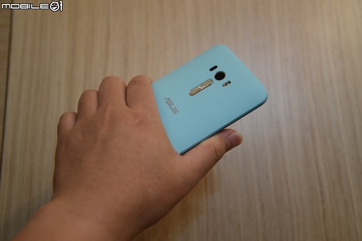Tiffany藍的ASUS Selfie踩到線~正妹自拍好兇，把握時間測ZD551KL效能有嚇到！