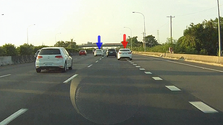 Elantra高速行駛,精準控制,閃過路肩故障車?!