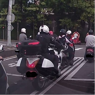 『神車』只看到背影就被吸引了，但是不知道是甚麼車，懇請各位神人大大幫忙確認車型。