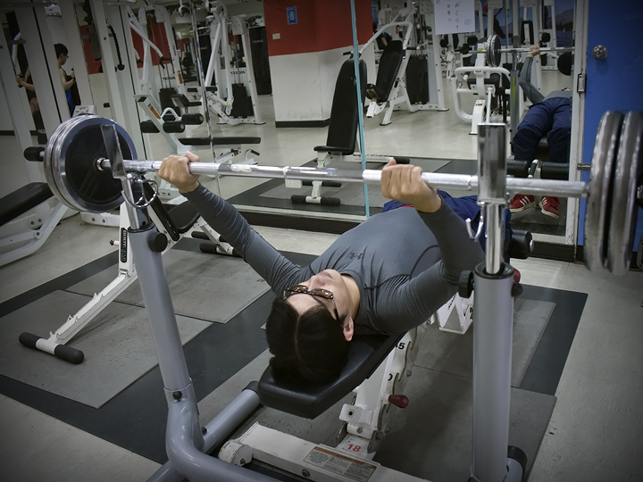 一個中年男子試用《UNDER ARMOUR 功能內著衣》的心得感想與開箱文