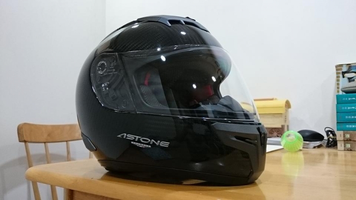分享：ASTONE GTR 超輕量碳纖維全罩安全帽