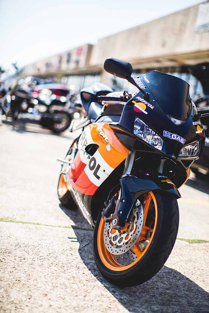 [已購入並補上照片]即將購入二手CBR1000rr，請車友幫忙在三台中做出選擇。
