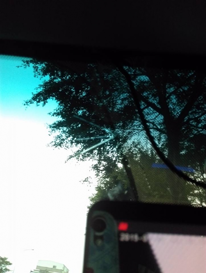 各位有這樣的問題嗎(第三代的santafe)前擋玻璃已經有一堆車主莫名破同樣的點