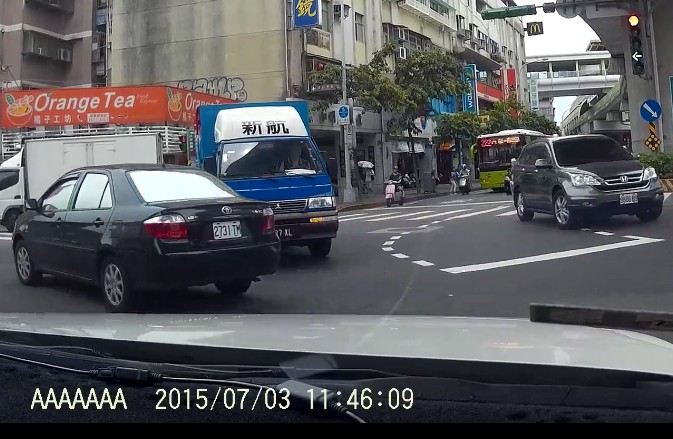 讓警察杯杯教您: 轉彎要先駛入轉彎用之車道...