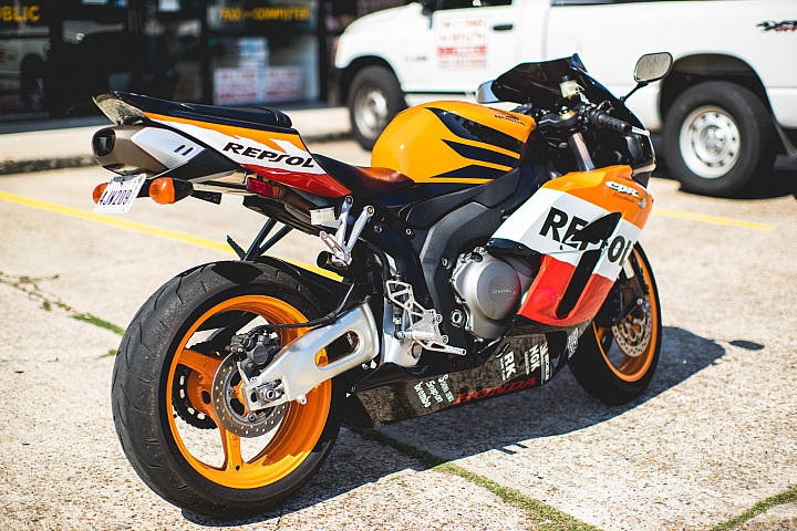 [已購入並補上照片]即將購入二手CBR1000rr，請車友幫忙在三台中做出選擇。