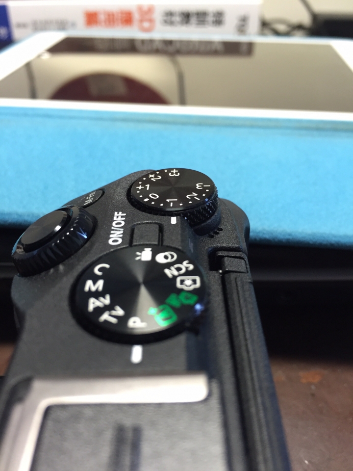 請問有人的Canon EOS M3曝光補償轉盤和我一樣嗎？
