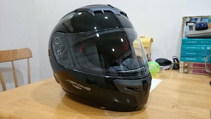 分享：ASTONE GTR 超輕量碳纖維全罩安全帽