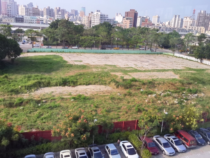 台中國立公共資訊圖書館北側樹林砍伐殆盡