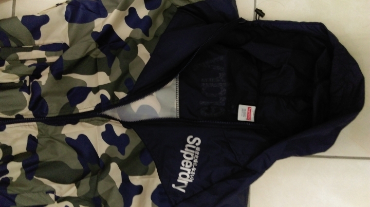 Superdry的風衣外套裡面的標籤貼supreme