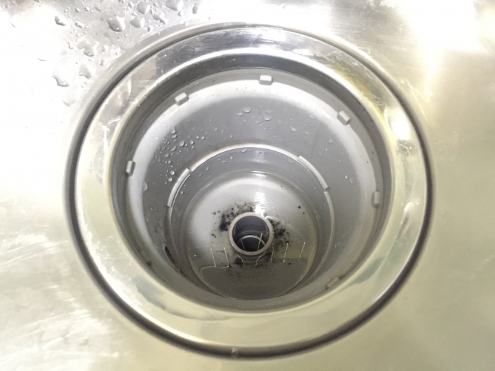 請問洗碗槽的排水孔