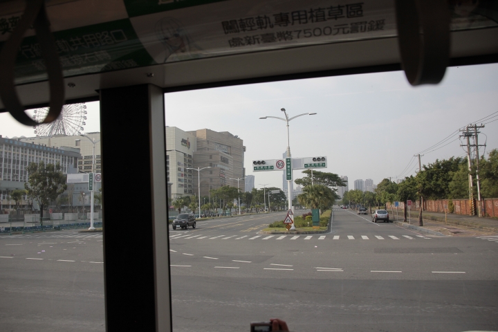 高雄輕軌首日搭乘(駕駛坐窗景)