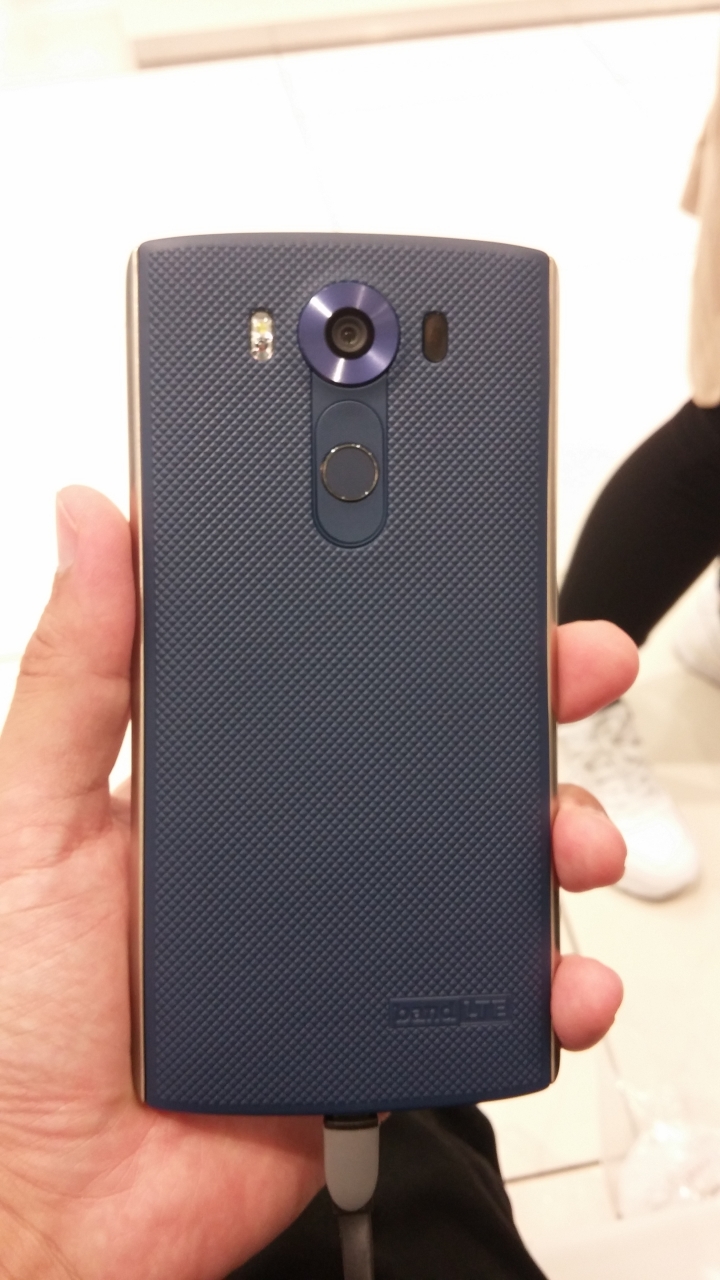 終於買到LG V10手機了
