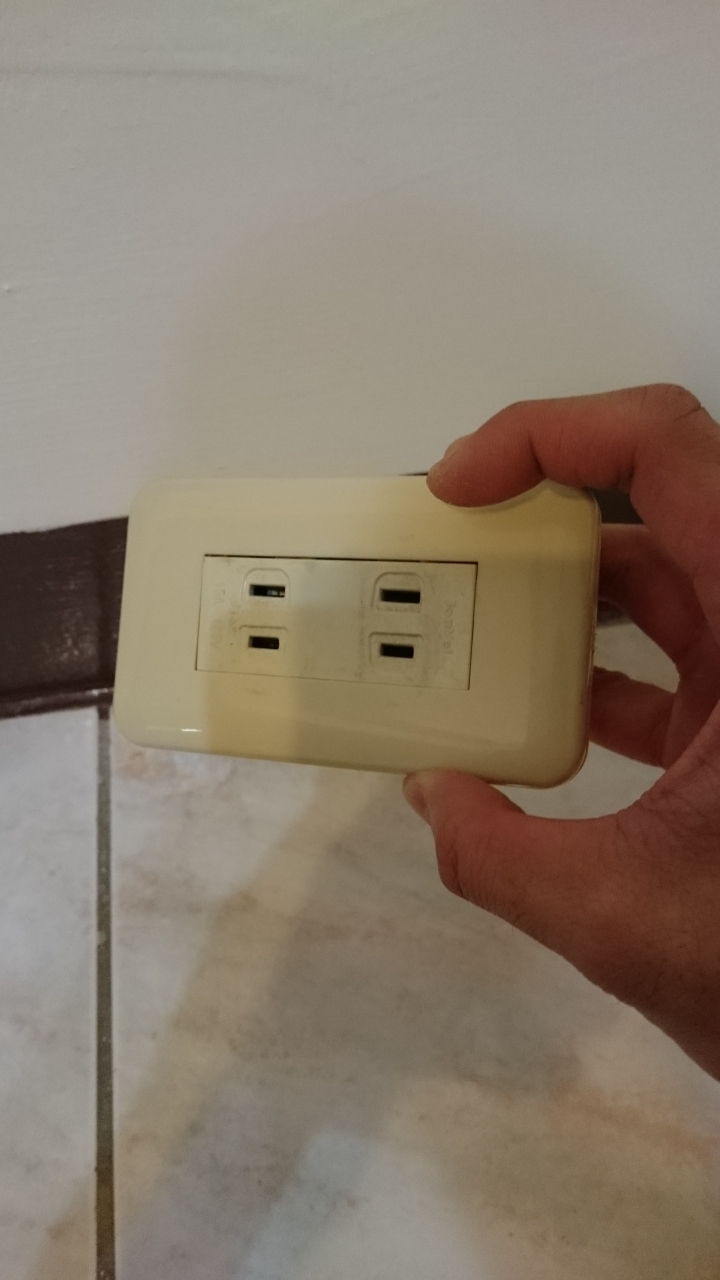 更換插座卻發現電線顏色跟其他不同....