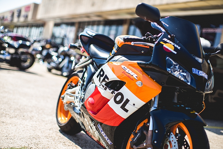 [已購入並補上照片]即將購入二手CBR1000rr，請車友幫忙在三台中做出選擇。