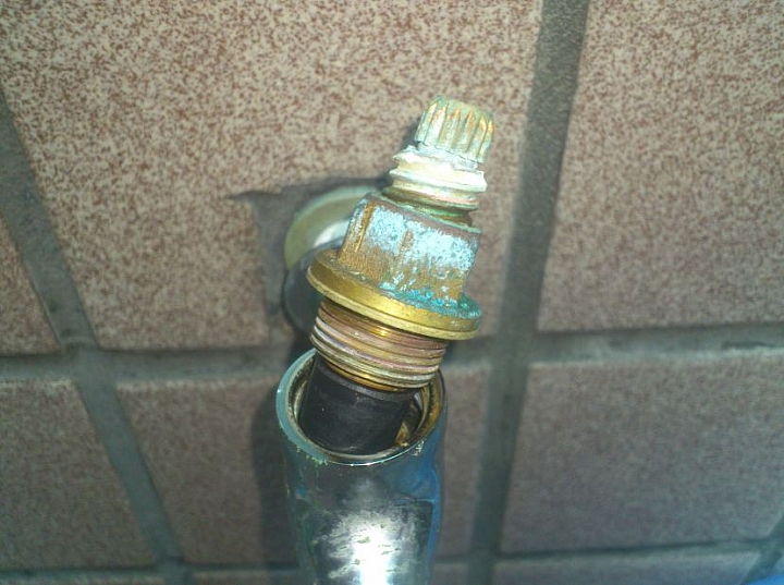 請問水龍頭滴水問題