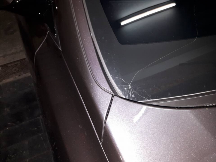 各位有這樣的問題嗎(第三代的santafe)前擋玻璃已經有一堆車主莫名破同樣的點