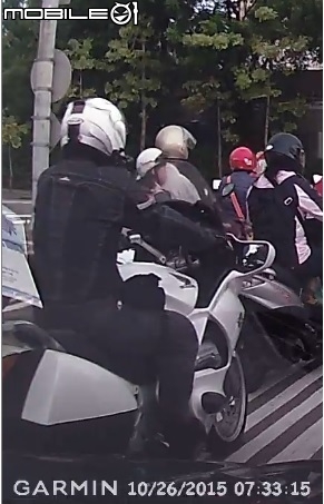 『神車』只看到背影就被吸引了，但是不知道是甚麼車，懇請各位神人大大幫忙確認車型。