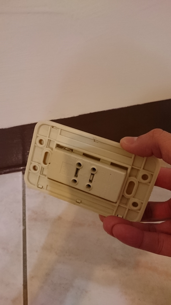 更換插座卻發現電線顏色跟其他不同....