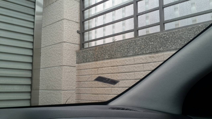 各位有這樣的問題嗎(第三代的santafe)前擋玻璃已經有一堆車主莫名破同樣的點