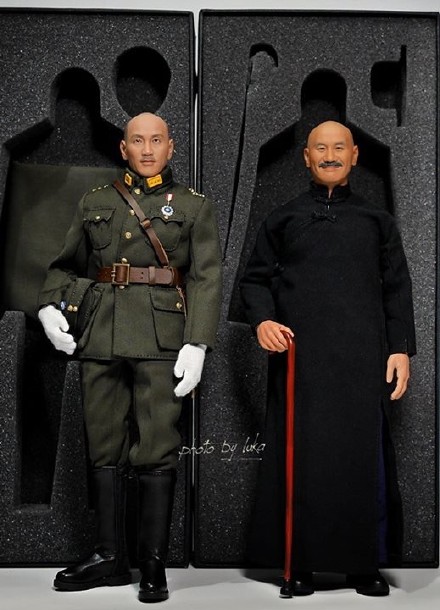 大陸廠家推出蔣公人偶 網友曬開箱圖