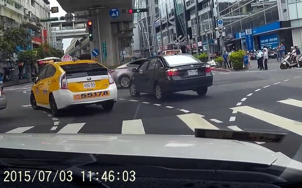 讓警察杯杯教您: 轉彎要先駛入轉彎用之車道...